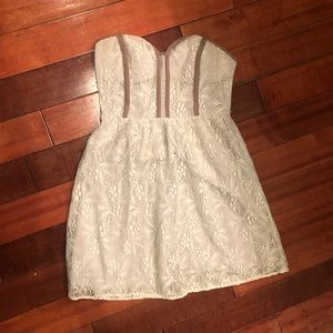 Short white lace pouf dress